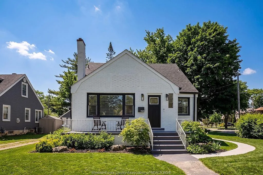 4 bed, $3,000 — Photo 1