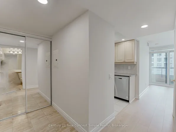 15 Northtown Way #2118, Toronto, ON M2N 7A2