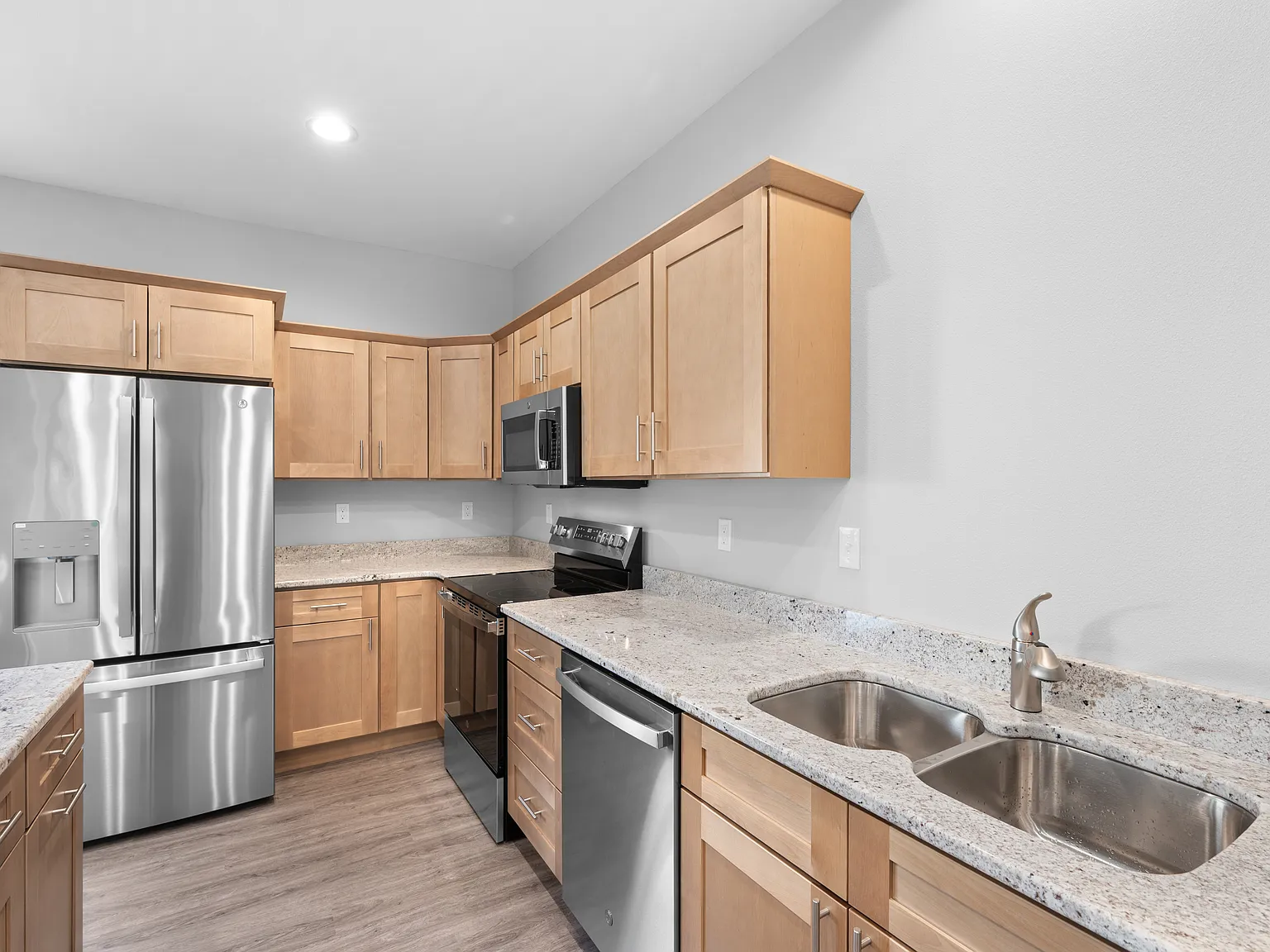 3 bed, 2.5 bath, $2,100 — Photo 4