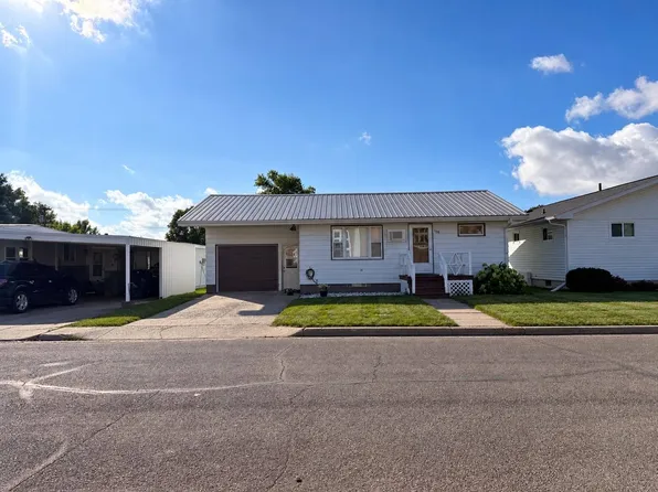 108 S 8th St, Wishek, ND 58495