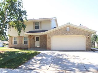 1900 Fieldcrest Ln, Waukesha, WI 53186