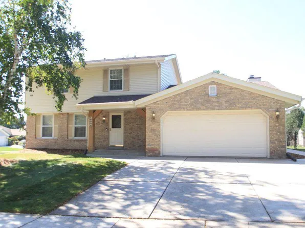 1900 Fieldcrest LANE, Waukesha, WI 53186