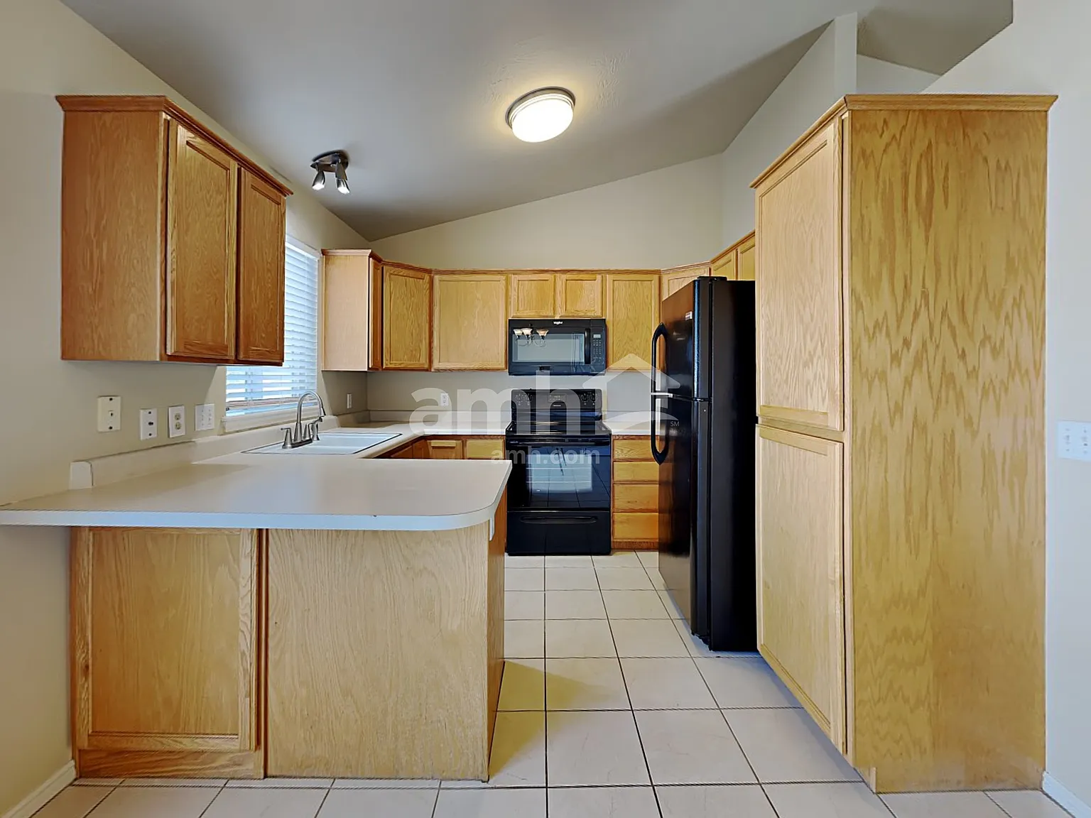 3 bed, 2.0 bath, 1824 sqft, $2,510 — Photo 3