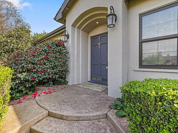4th image of 1703 W Kaweah Avenue
