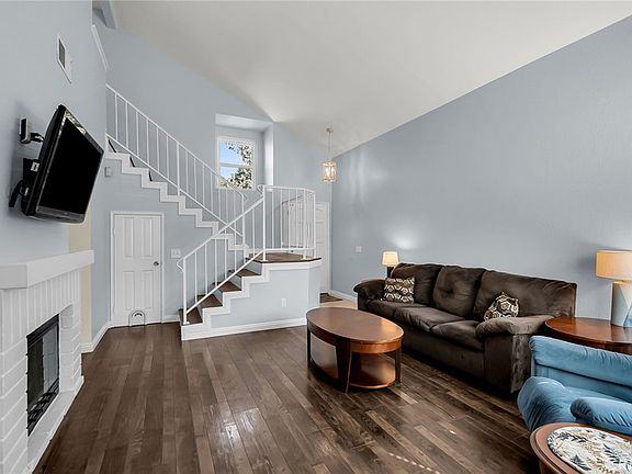 5th image of 1105 W Victoria St