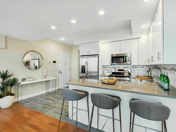 3rd image of 4604 Vernon Blvd #5A