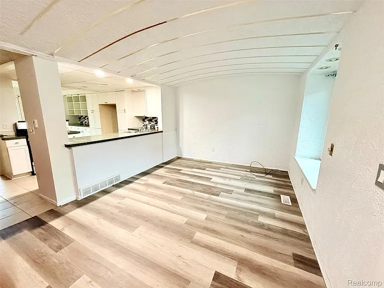 29105 Yorkshire Ln — Photo 6