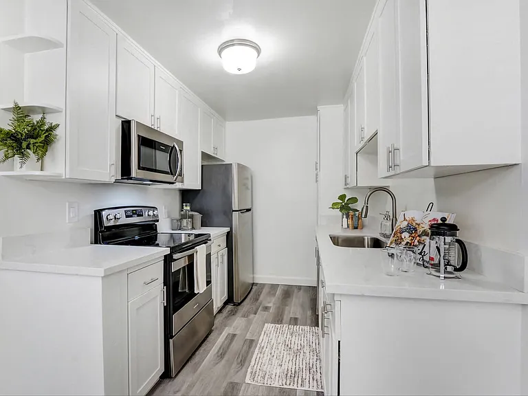 Bentley Avenue Apartments — Photo 18