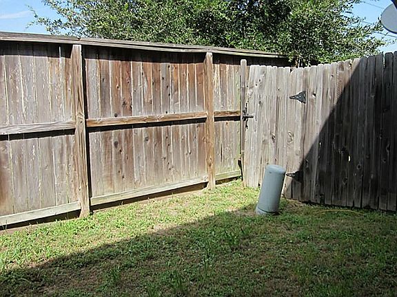 3rd image of 8022 Montague Manor Ln
