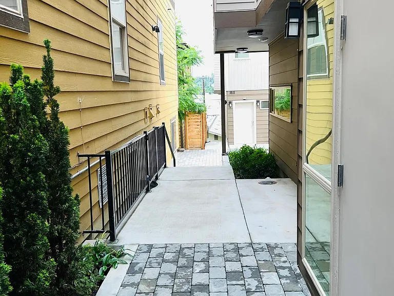 South Lane Apartments — Photo 13
