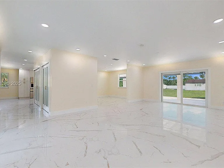 3801 SW 132nd Ave — Photo 4