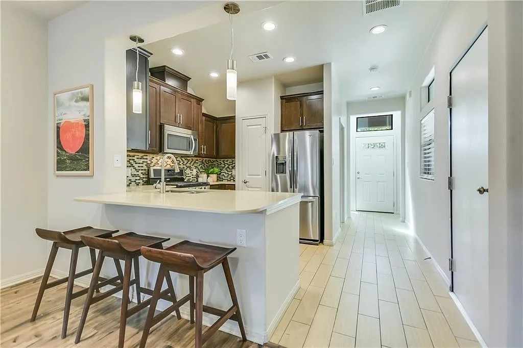 2 bed, 2.5 bath, 1366 sqft, $2,650 — Photo 2