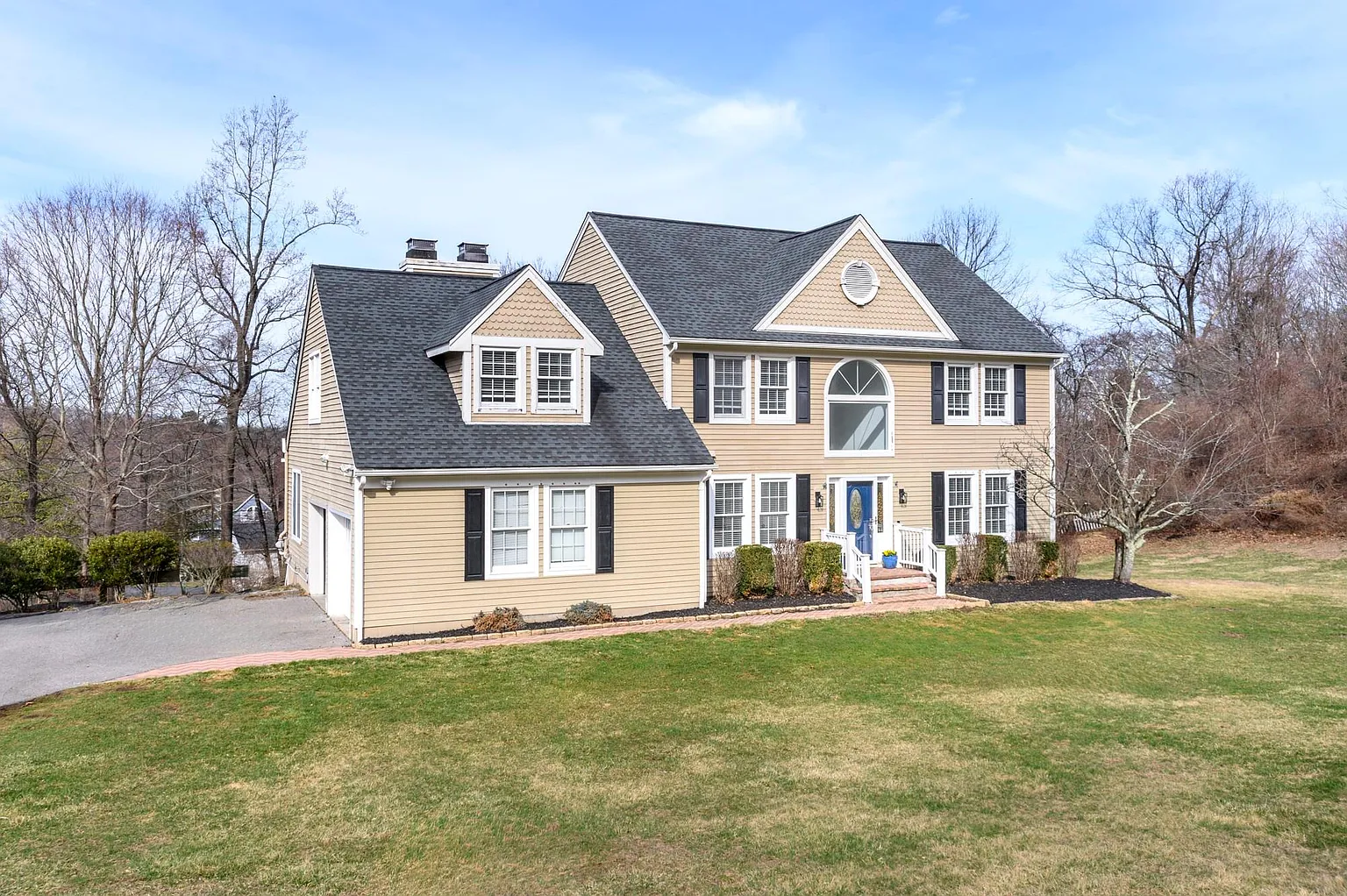 105 Coventry Lane photo 1