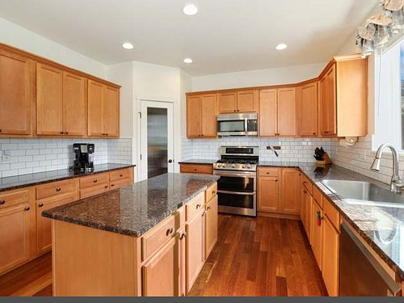 3rd image of 8411 185th Avenue Pl E