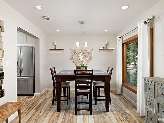 3rd image of 109 Sunflower Ave