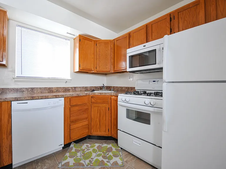 Montrose Manor — Photo 10