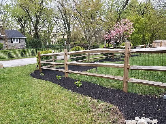 Cedar Split Rail w/dog fence