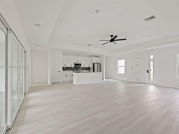 4th image of 746 Harriet Ave