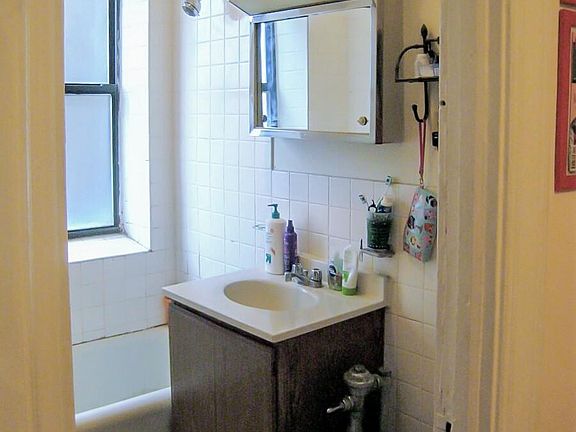 5th image of 545 W Briar Pl #6J