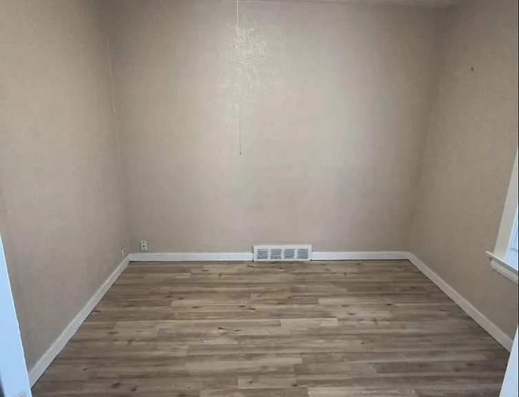 415 Everett St — Photo 2
