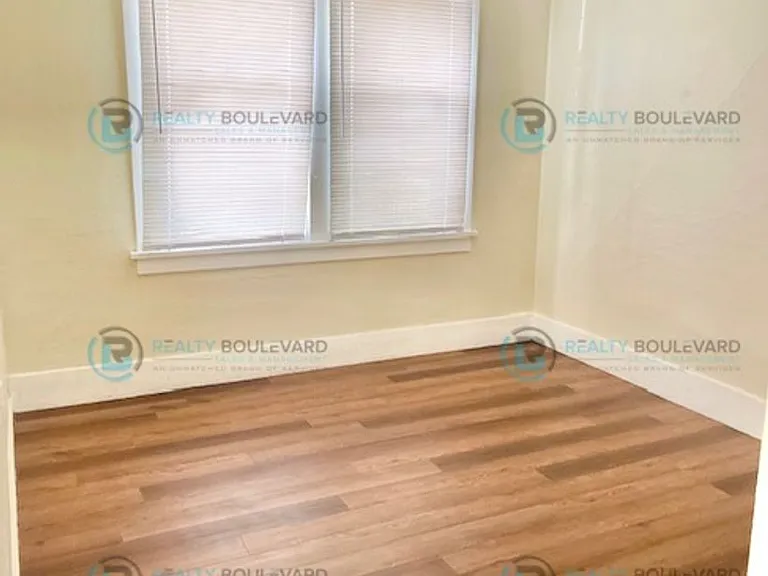 720 E 7th St #1 — Photo 8