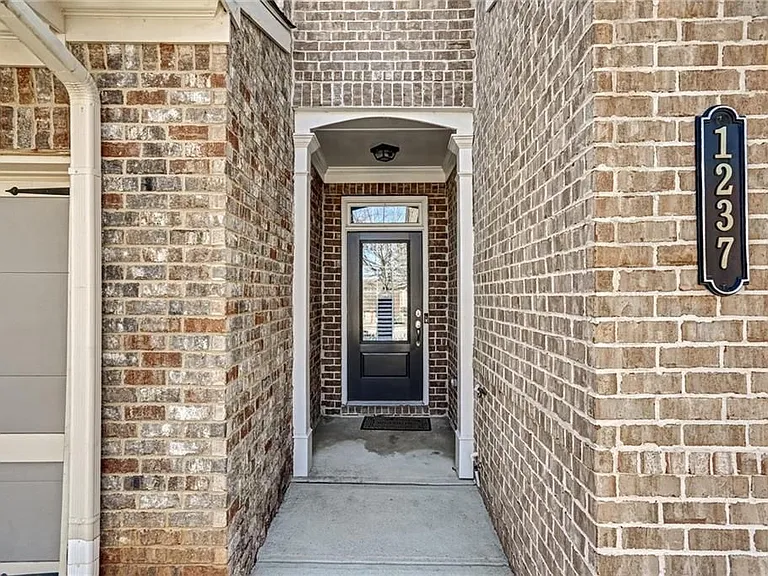1237 Foxcroft Ln — Photo 4