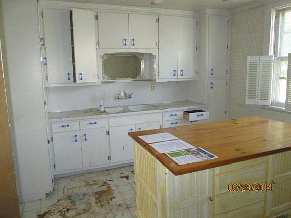 5th image of 2597 13th Ave E