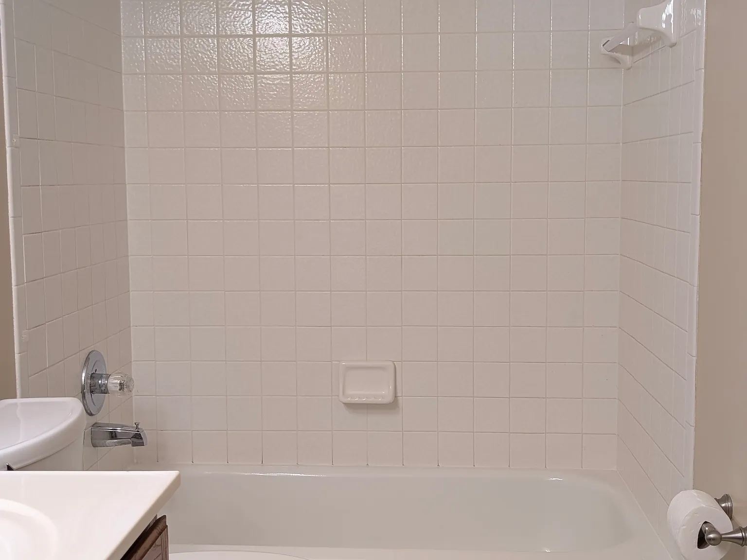 4 bed, 2390 sqft, $3,000 — Photo 4