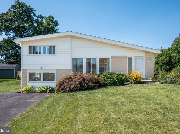 1582 Sullivan Dr, Blue Bell, PA 19422