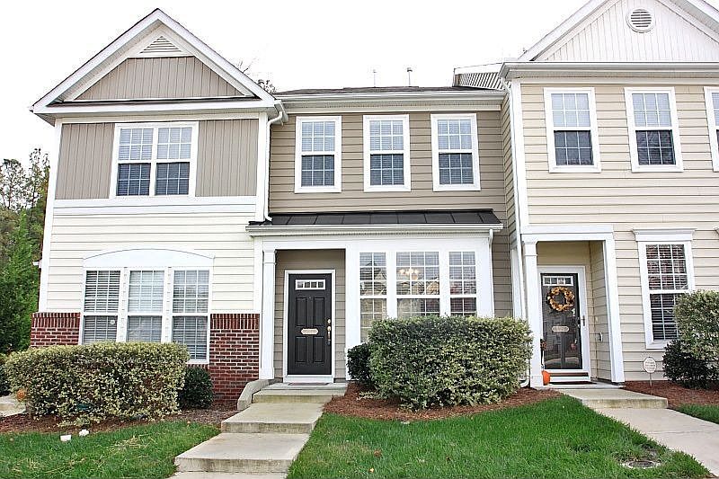 Immaculate yard for this lovely townhome!