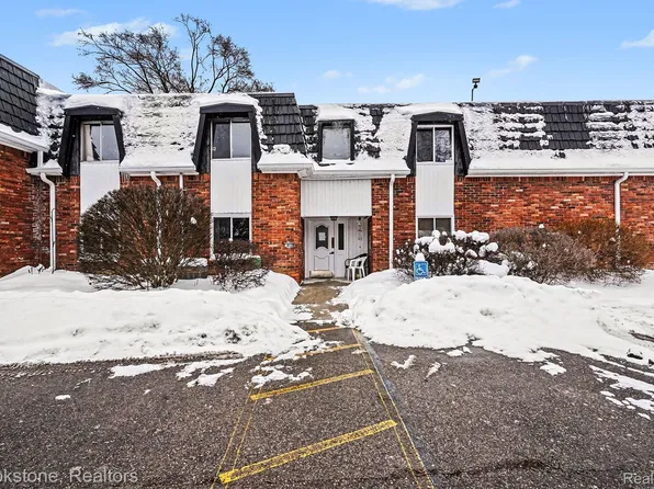 1872 Colonial Village Way APT 1, Waterford, MI 48328