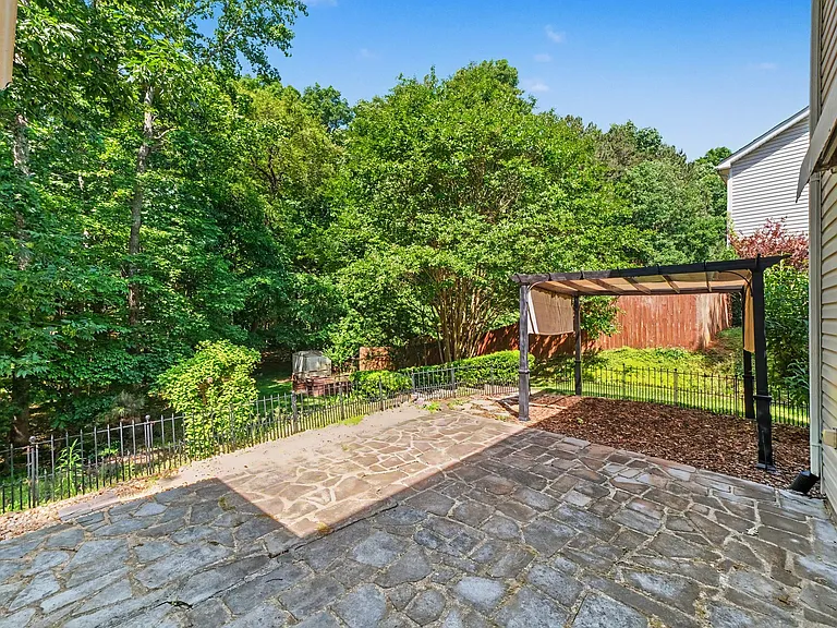 508 Ashburn Ln — Photo 24