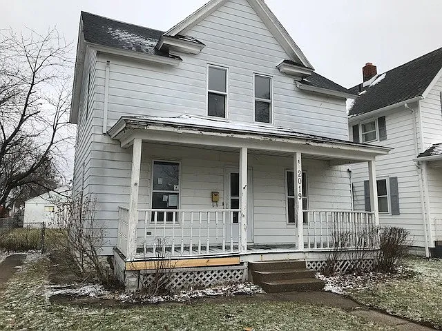 2019 S William St photo 1