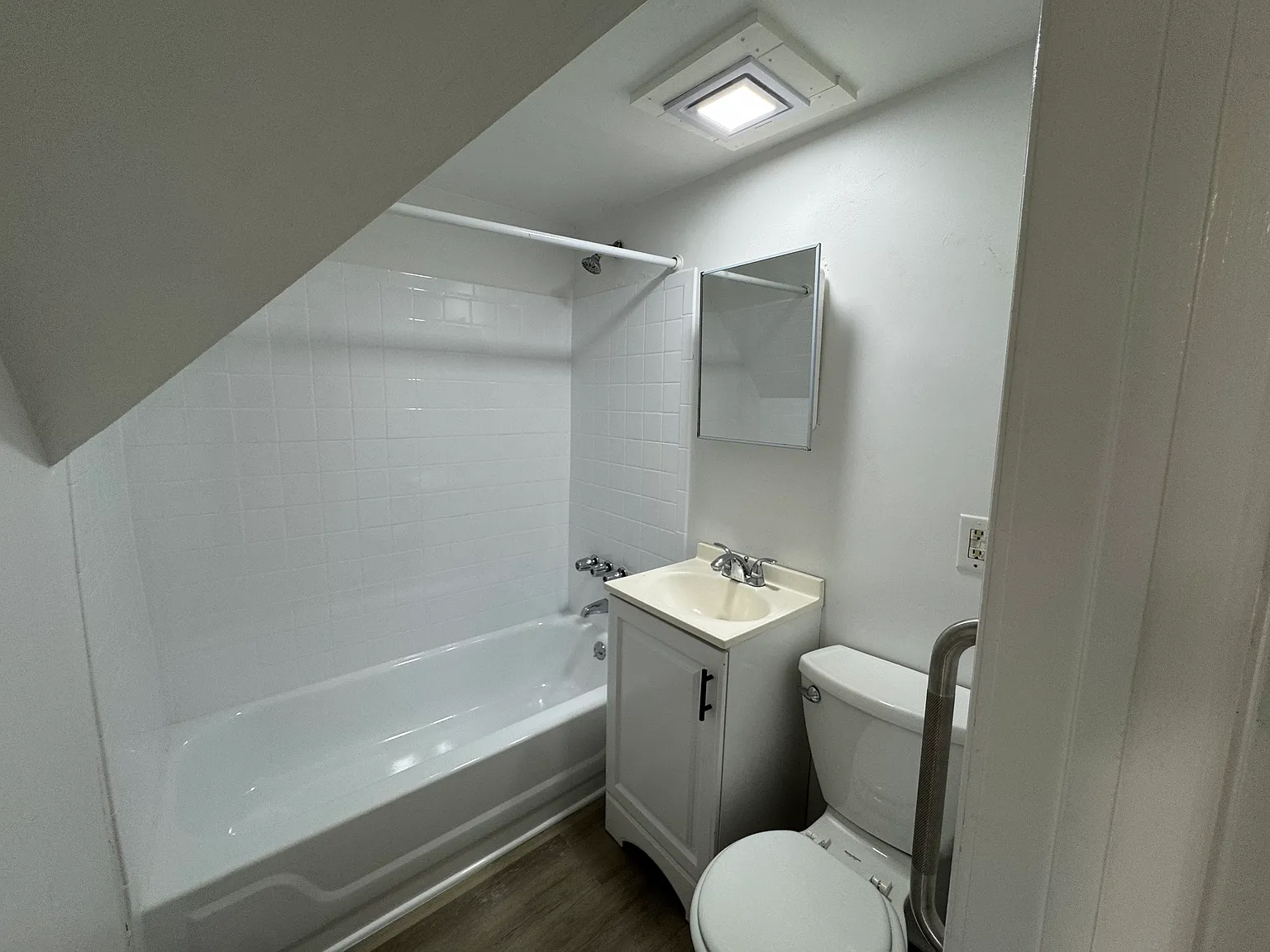 2 bed, 1000 sqft, $1,650 — Photo 3