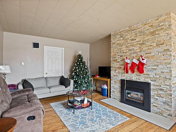2nd image of 554 Askin Ave