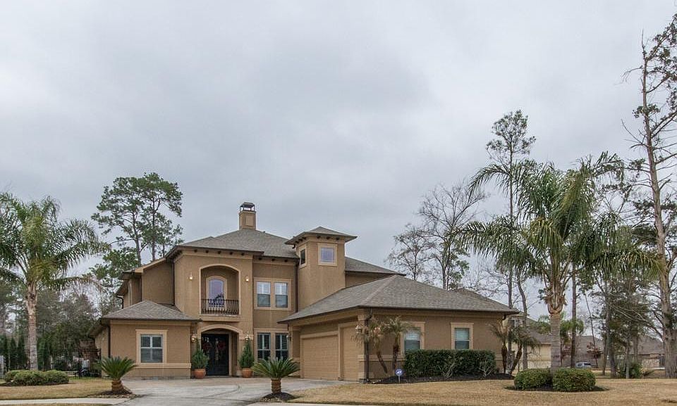 Fabulous 4/3.5/3 custom home with gameroom, media room, study, pool & hot tub!