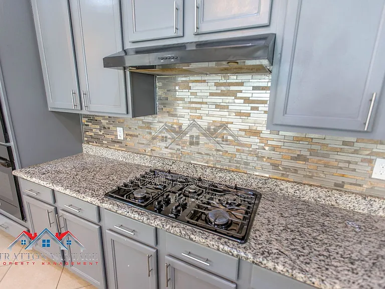 15244 W Moreland St — Photo 6