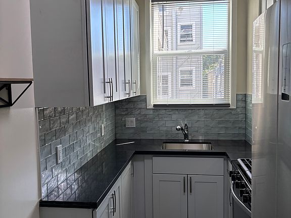 5th image of 506 Grove St APT 206