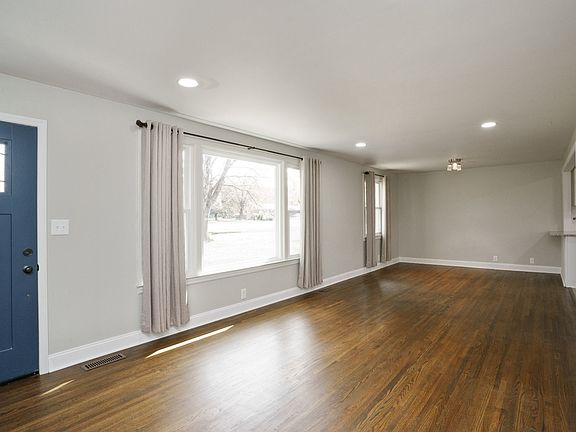 3rd image of 2945 Lyndale Dr