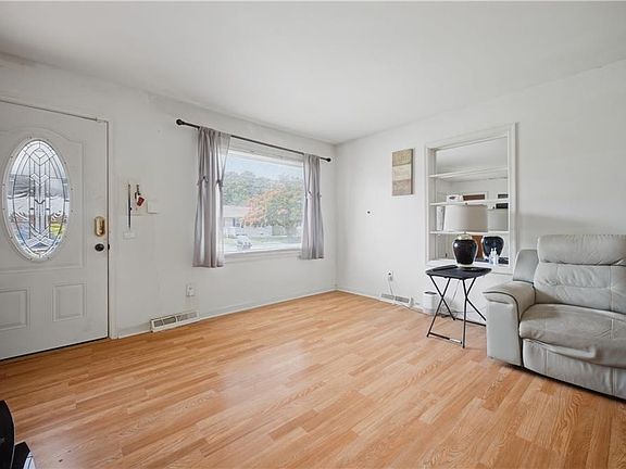3rd image of 709 McLawhorne Dr