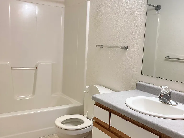 400 11th Ave NE #208 — Photo 16