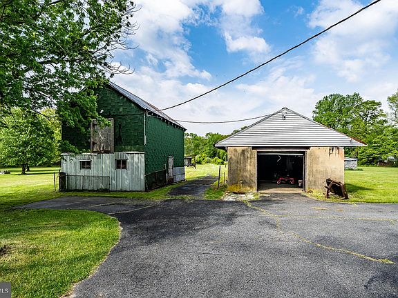 3rd image of 2956 Frazer Rd