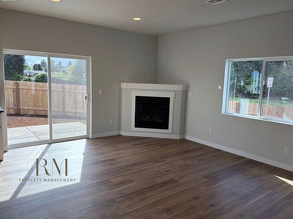 5th image of 1542 Barn St #A