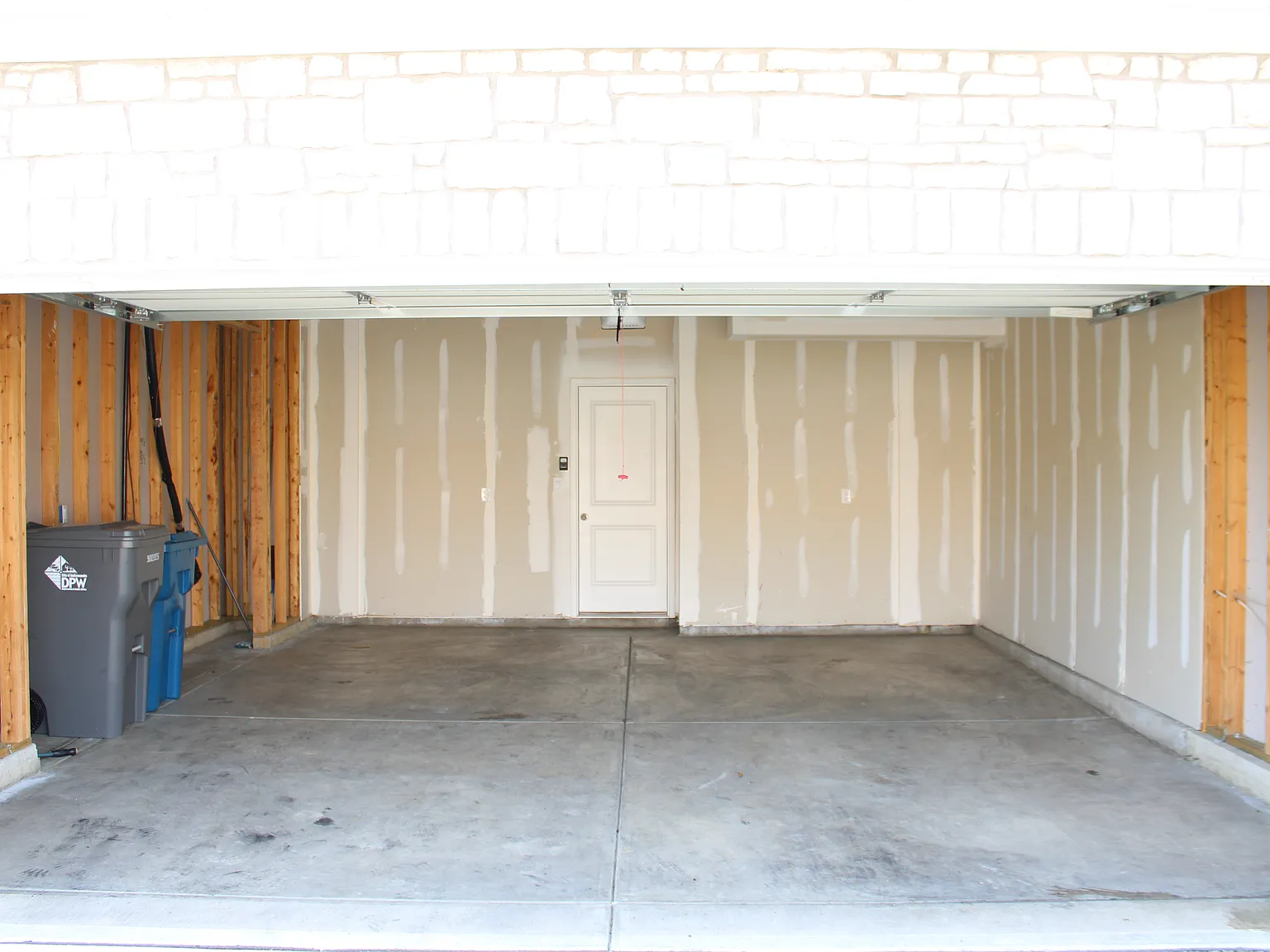 4 bed, 2356 sqft, $2,600 — Photo 2