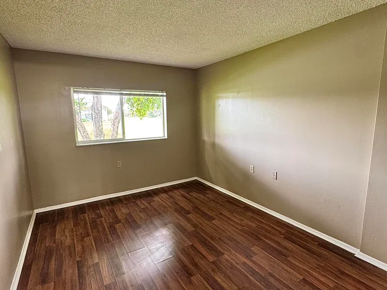 1167 N Benoist Farms Rd — Photo 8
