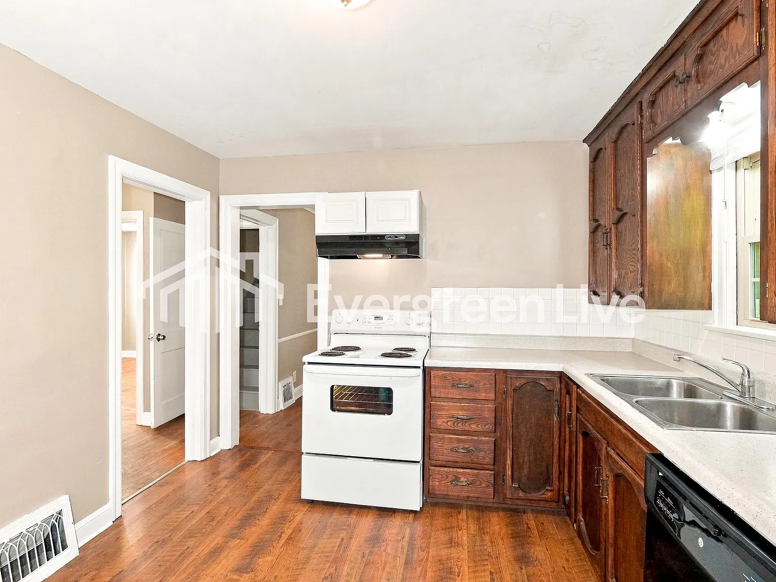 3 bed, 1.0 bath, 1300 sqft, $1,195 — Photo 3
