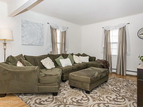 3rd image of 33 Gardenia Ln