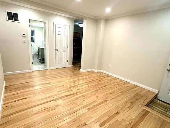 3rd image of 323 Burbank Ave