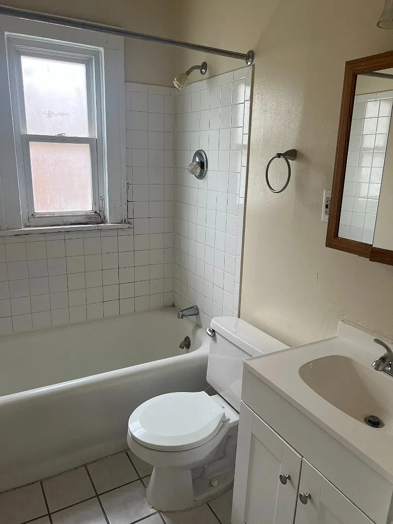 Bright 1-Bed Near UC with In-Unit Laundry & Parking Exceptional Value on Ohio Ave — Photo 4