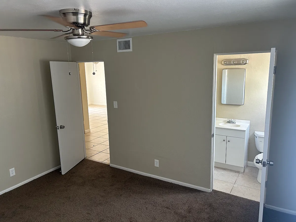 Building Photo - 1123 E Sierra Vista Dr #20B